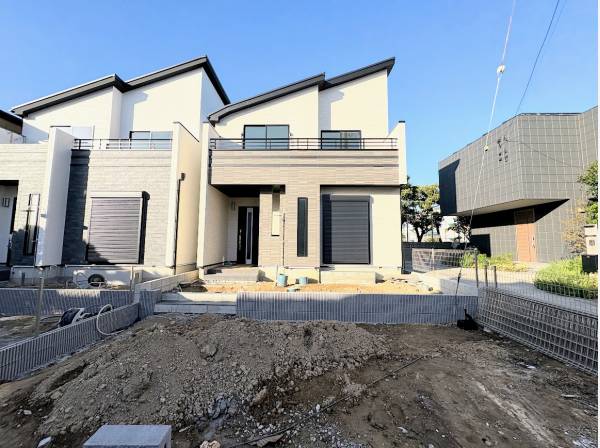 建物外観、カースペース2台分あり