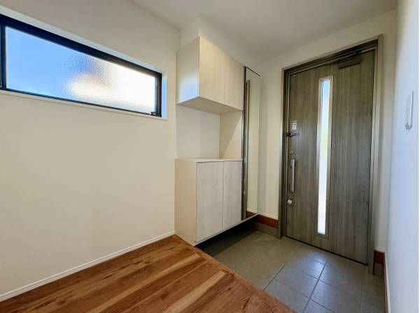 お出かけ前に嬉しい鏡付きの玄関ホール