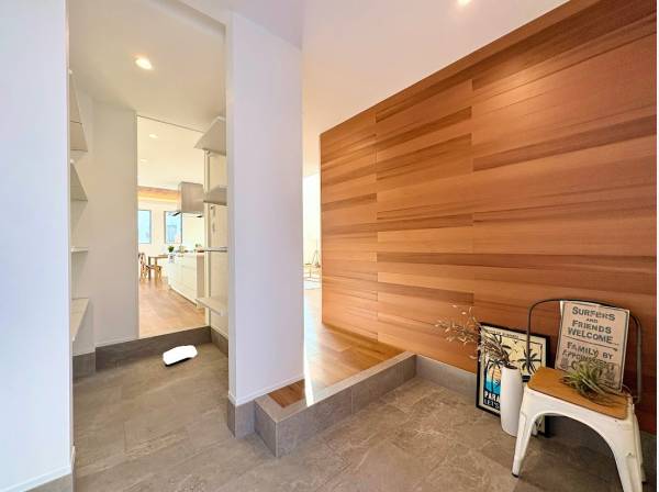 玄関は木目調の暖かいお出迎え！