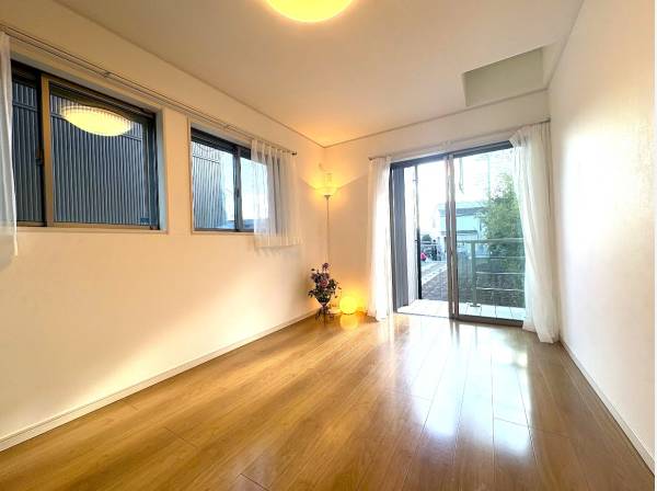 ウッドデッキへつながる洋室、収納も多く安心です