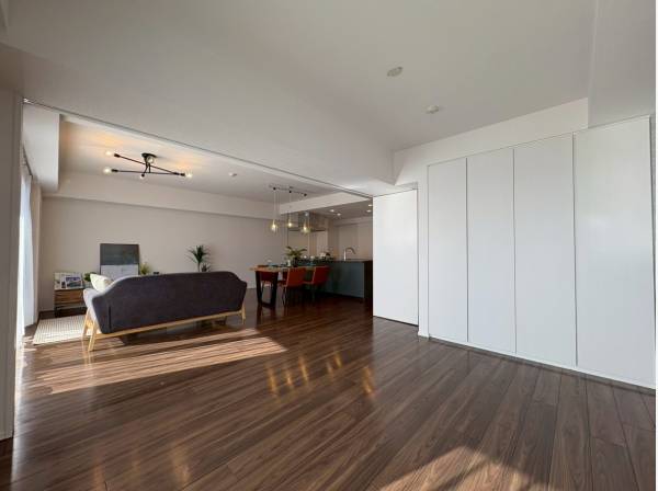 リビングに面している7帖の居室、開放すると21.4帖もの空間に！