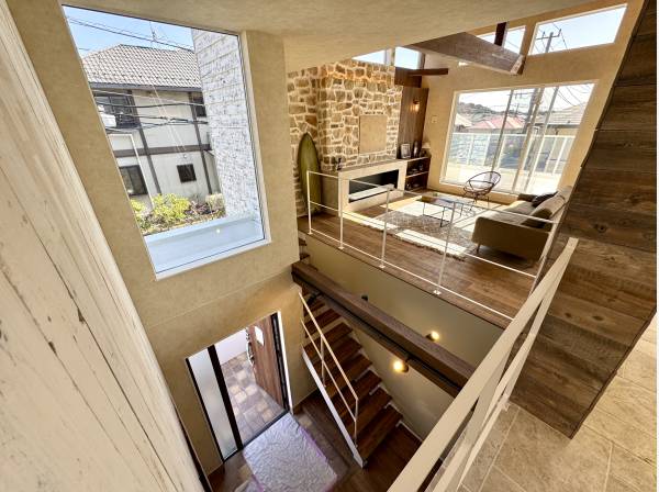 玄関上部は吹き抜けでLDKと繋がるつくり