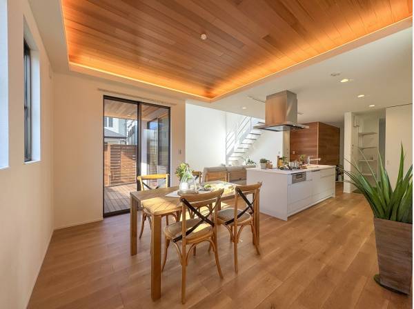 間接照明が彩るぬくもり豊かなレッドシダーの折り上げ天井