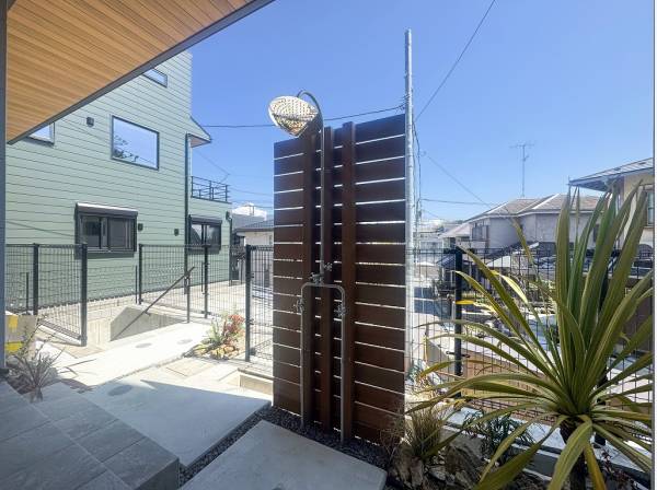 寒い季節のアフターを支える温水外部シャワー