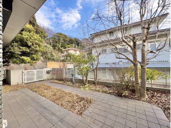 玄関を出ると大きなお庭が広がります。