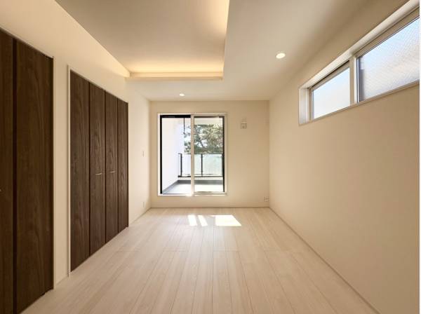 ダウンライトがお洒落な主寝室（約7.5帖）