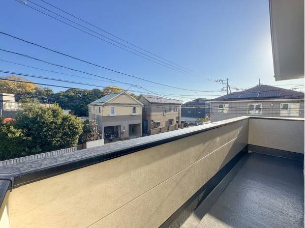 南東向きの陽当たりの良いバルコニー