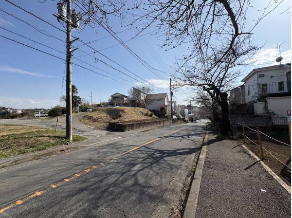 前面道路も広いので車もスムーズに出入りできます