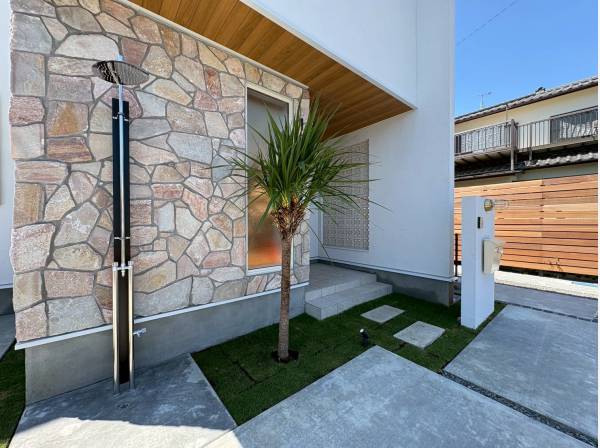 湘南らしい屋外シャワーが迎えるリゾートエントランス