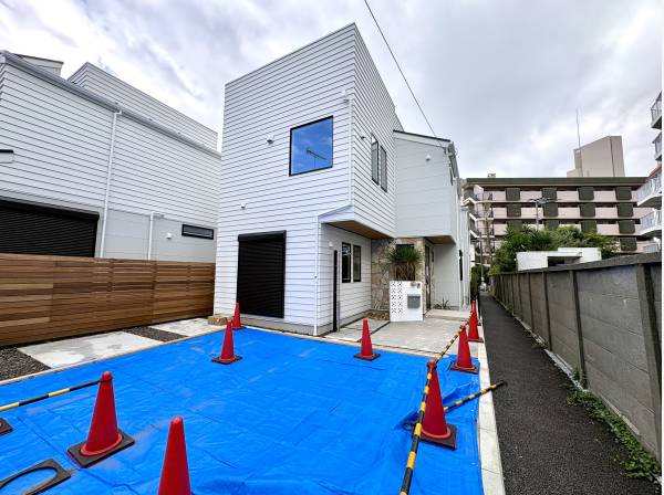 白い外壁と石調アクセントが映える湘南の邸宅