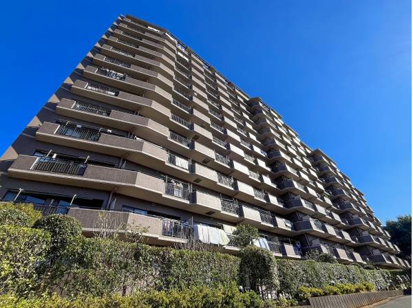 静かな立地に佇むマンションです