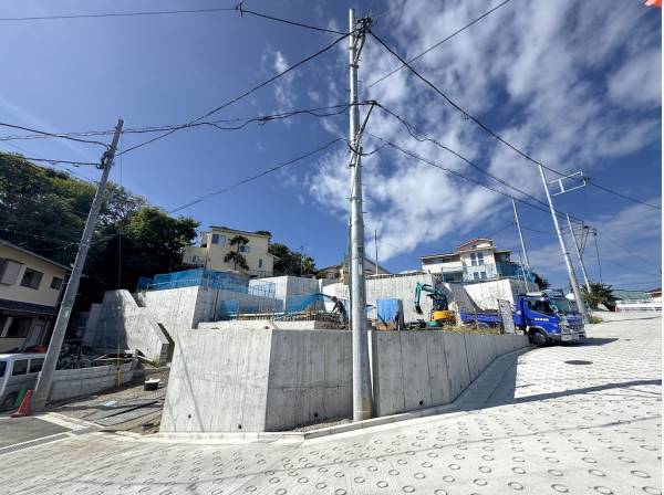 綺麗に整備された道路に囲まれた開発分譲地です