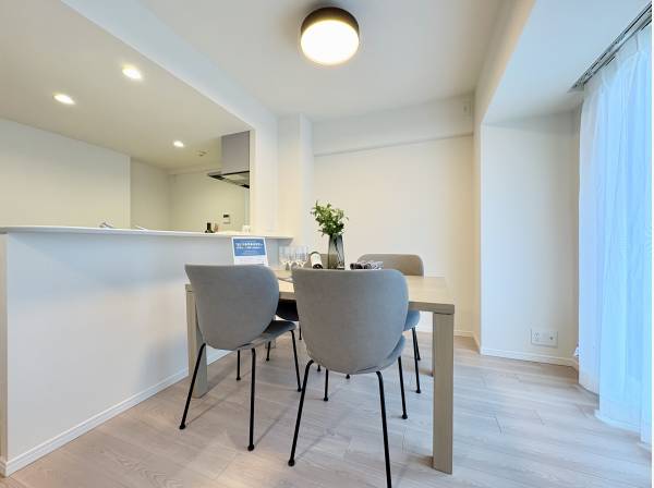 美味しい料理を囲んで楽しい食事を