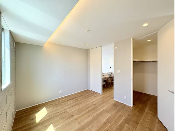 天井に間接照明のついたお洒落な洋室