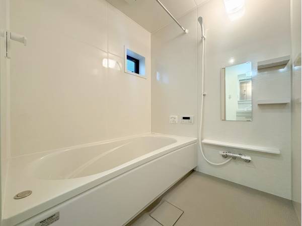 真っ白なバスルームは気持ちがいいですね