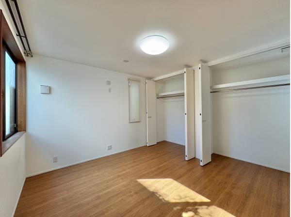 たっぷり収納を備えた、ゆとりの主寝室