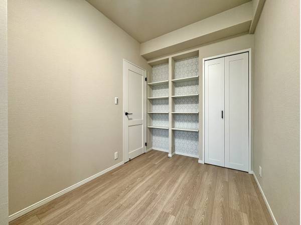 収納たっぷりの洋室です。