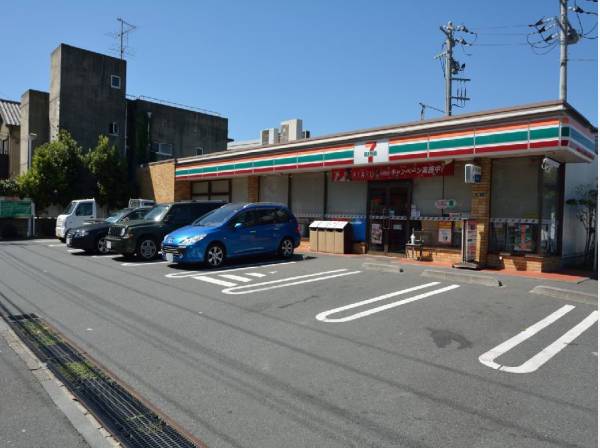 コンビニまで約30ｍ徒歩1分