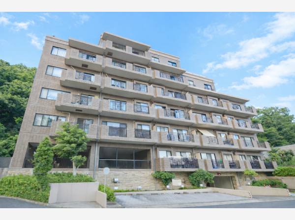 外壁総タイル張りのマンション外観