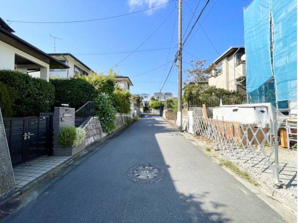 南西向きに接道する前面道路は約4.9ｍの広さ