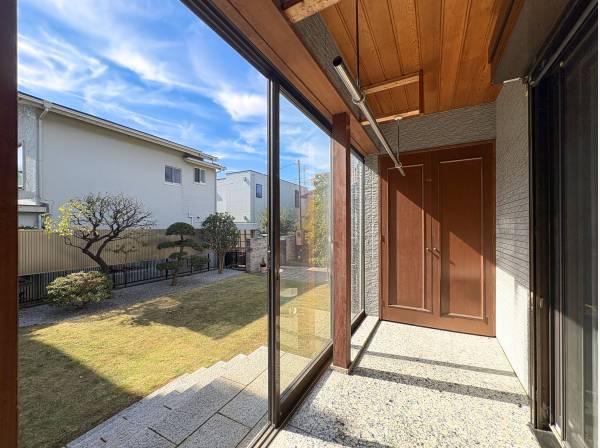 南庭の豊かな緑を借景に 天候を問わず多目的に活躍する明るいサンルーム