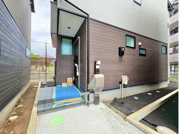 閑静な住宅地に馴染む落ち着いた色合いの外観