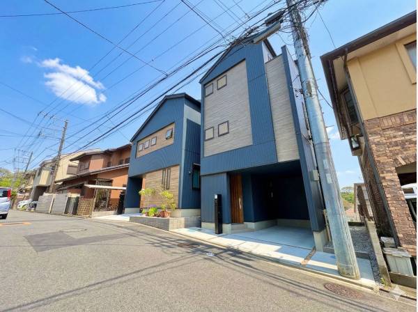 閑静な住宅地に馴染む落ち着いた色合いの外観