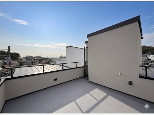 ゆったりとくつろげるルーフバルコニー