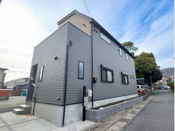 国道1号線からほど近い場所に佇むモダンなお住まい