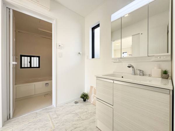 大理石調のクッションフロアが素敵なサニタリールーム