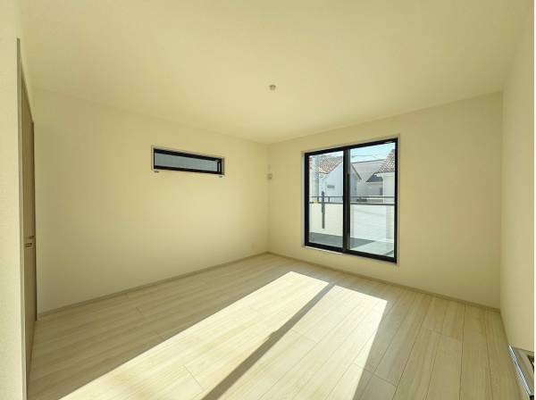 2階洋室。こちらもご覧の日当たりです。