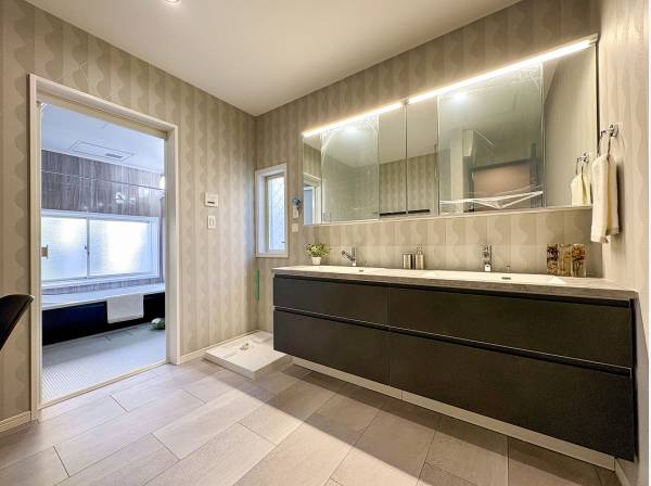 朝の支度がしやすいダブルボウルの洗面台