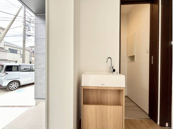 手洗い場とトイレが玄関先にございます