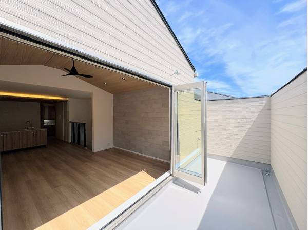 広々としたバルコニー