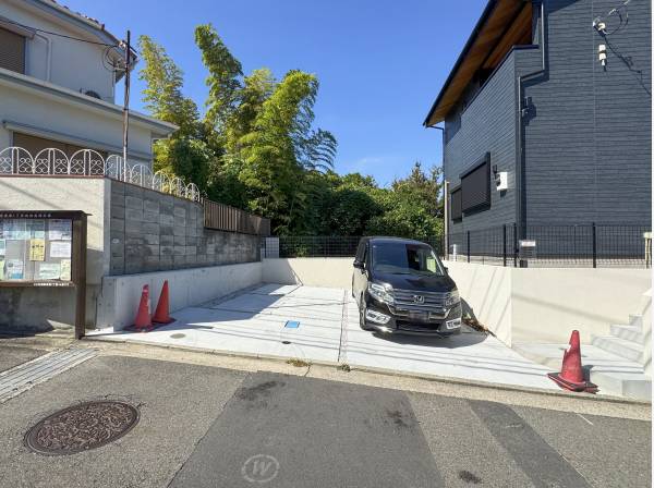 南東前面道路の幅員は約4.5m。運転が得意じゃなくても安心かも。