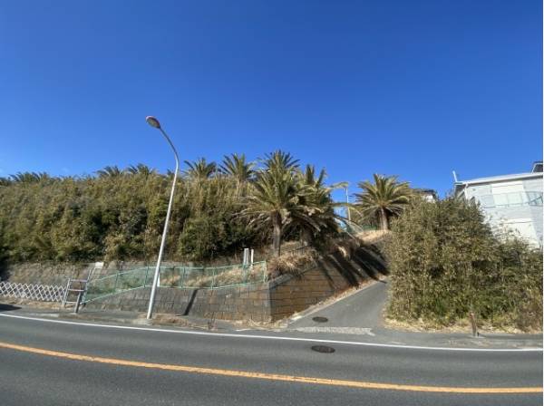 海岸沿いの道路に面した現地です。