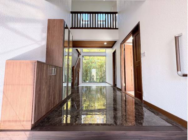 広々とした玄関スペース、吹き抜けで開放感◎