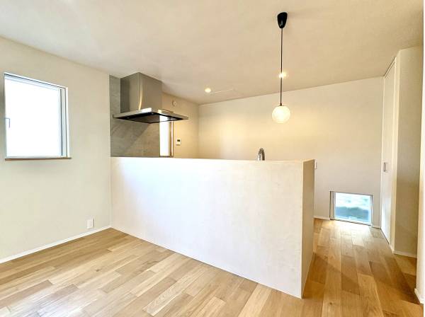 ダイニング横には収納スペースを完備