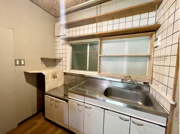 キッチンの古臭さが時代を感じさせます