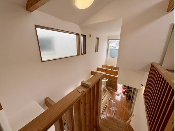 窓が多く明るい印象です。