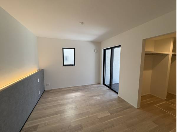 1階のおしゃれな部屋です！ここから中庭のバルコニーに出られます。