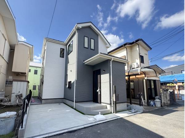 ブルーと白の爽やかなコントラストが目を惹く佇まい