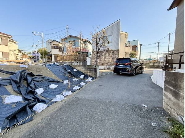 前面道路も広く大きなお車でも進入可能です！