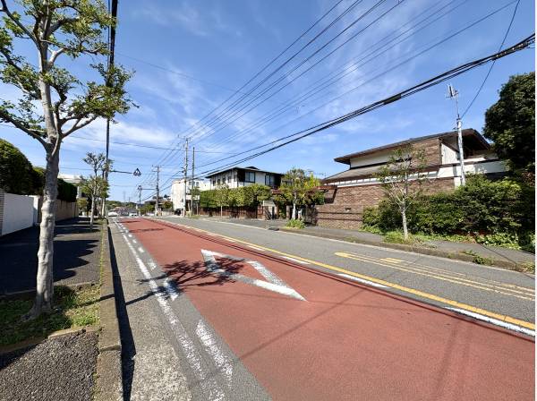 幅員約15ｍの前面道路に面した現地