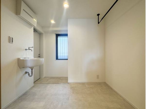 広々としたドライルームはウェットスーツやサーフボード置場におすすめ