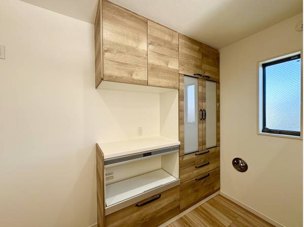 キッチンには収納棚も備わります