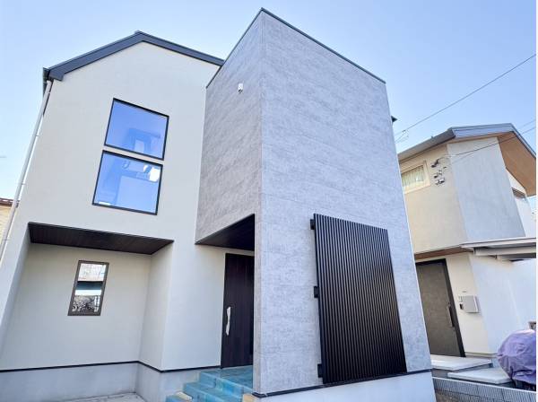 ホワイト×ライトグレーがかわいい外観