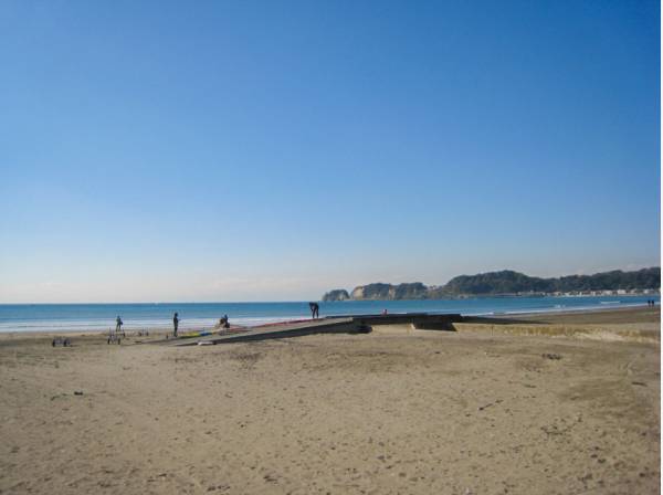 海までは徒歩4分（約320m）と海までお散歩できる距離です。