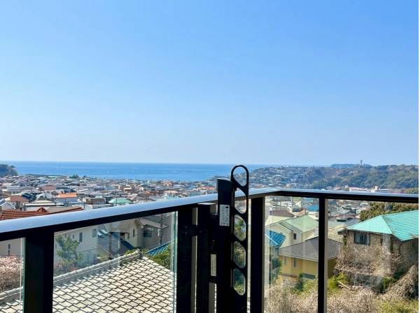 インナーバルコニーから海を望みます