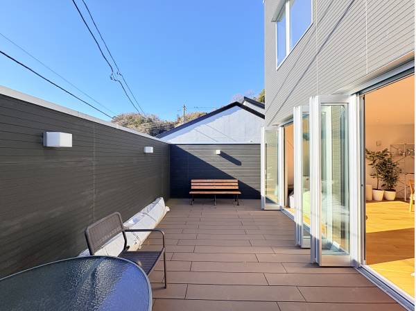 南バルコニーはセカンドリビングとしてもお使いいただけるプライベート空間